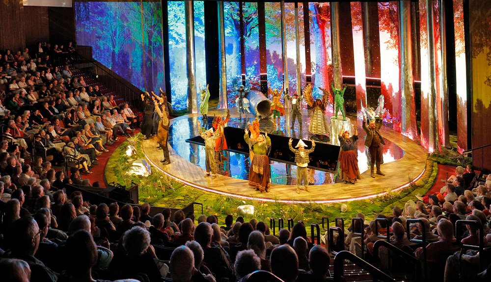Big Ambitions Fill a Tiny Theatre